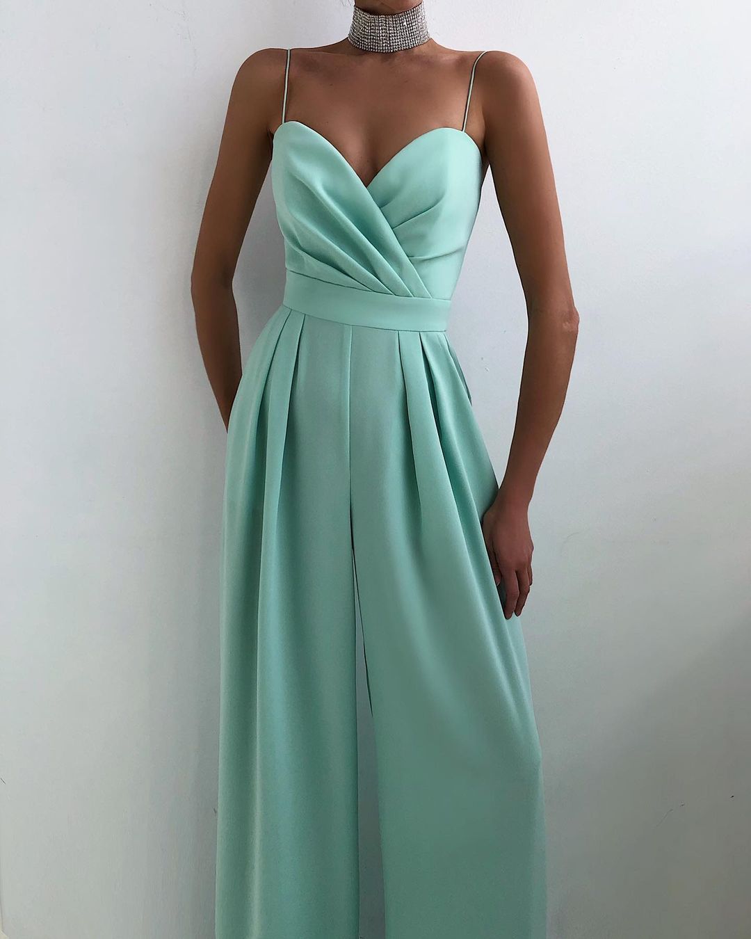Wendy – Minimalist Jumpsuit with Straight Waist and Mop