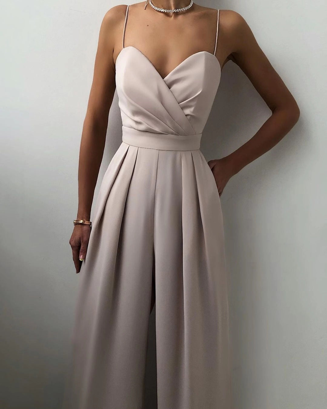 Wendy – Minimalist Jumpsuit with Straight Waist and Mop