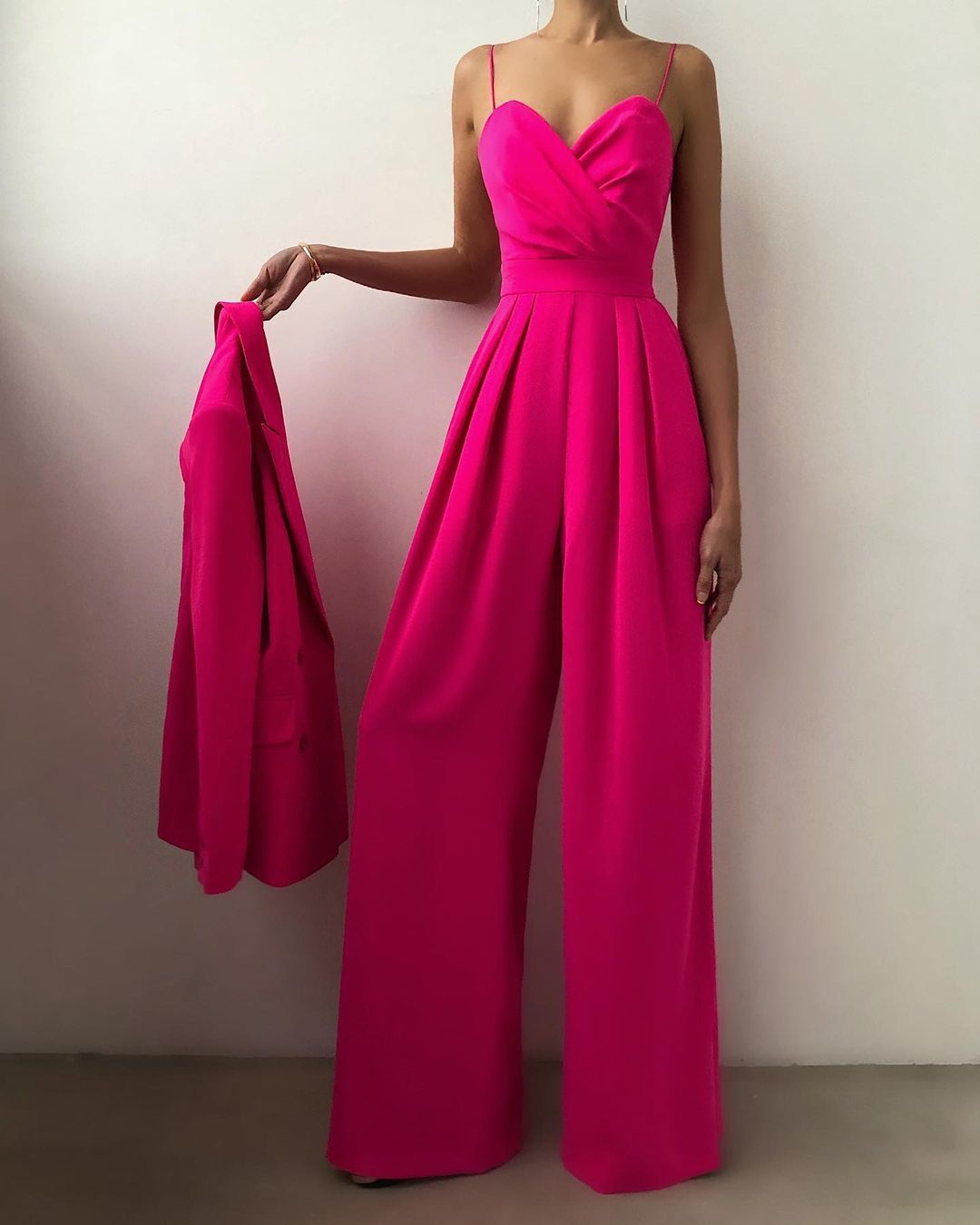 Wendy – Minimalist Jumpsuit with Straight Waist and Mop