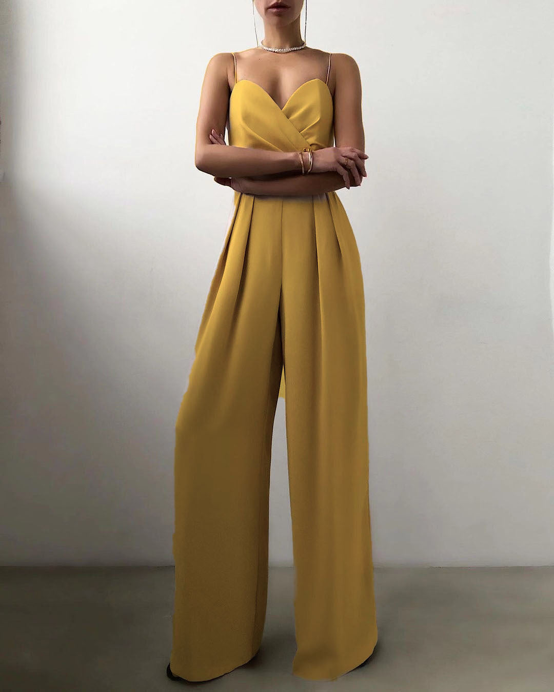 Wendy – Minimalist Jumpsuit with Straight Waist and Mop