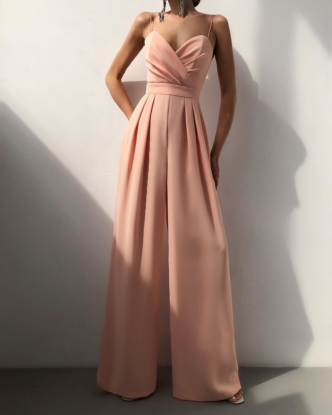 Wendy – Minimalist Jumpsuit with Straight Waist and Mop