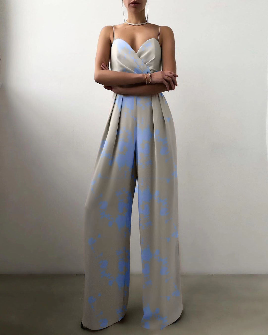 Wendy – Minimalist Jumpsuit with Straight Waist and Mop