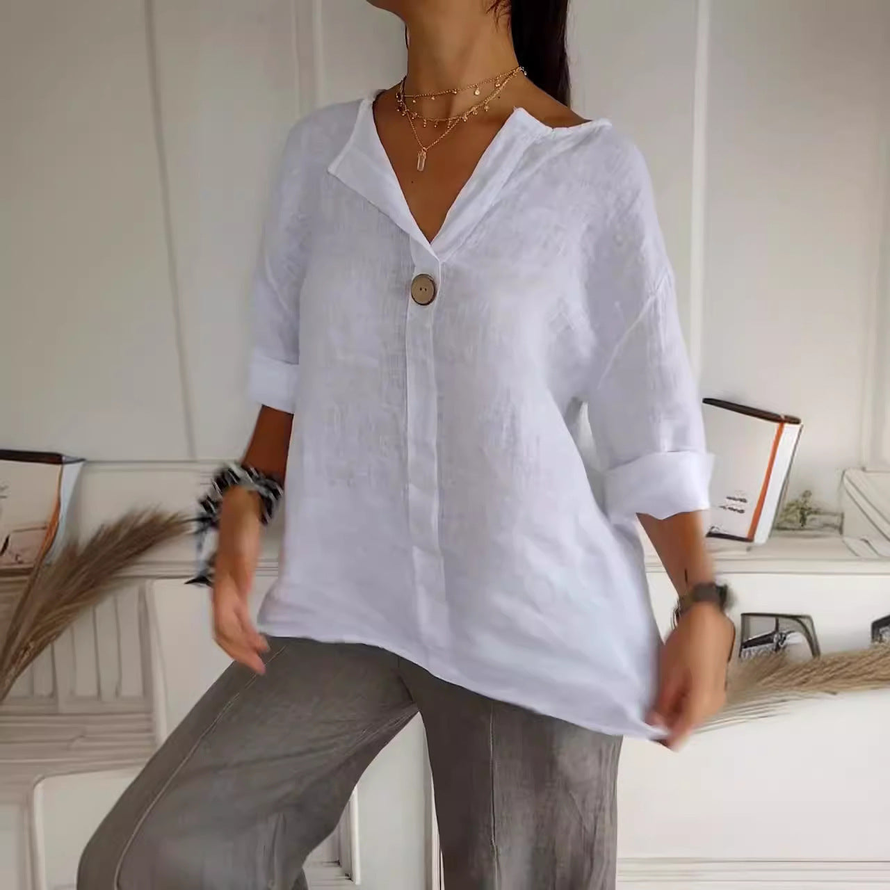 Sandra – Loose Women's V-neck Cotton and Linen Button Top