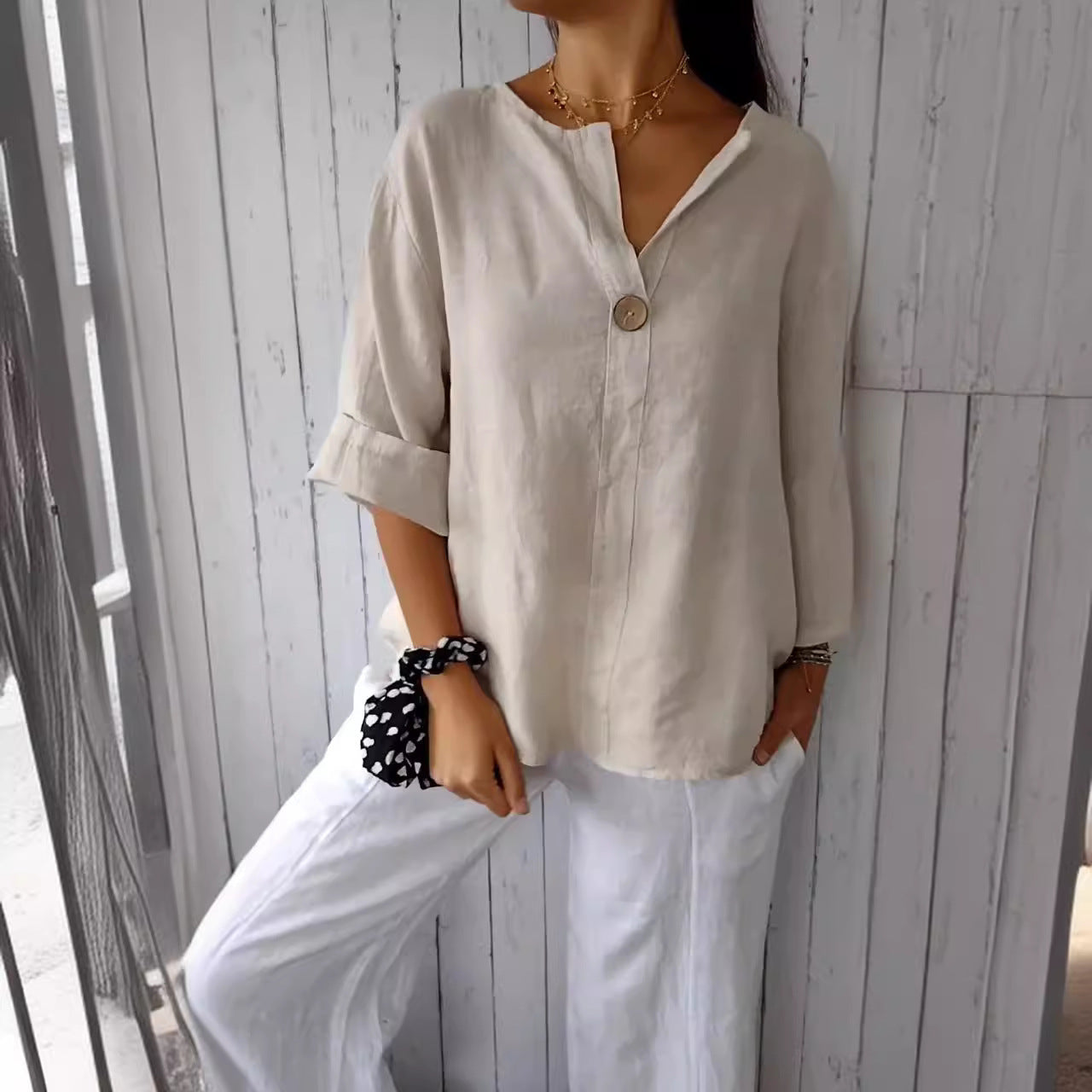 Sandra – Loose Women's V-neck Cotton and Linen Button Top