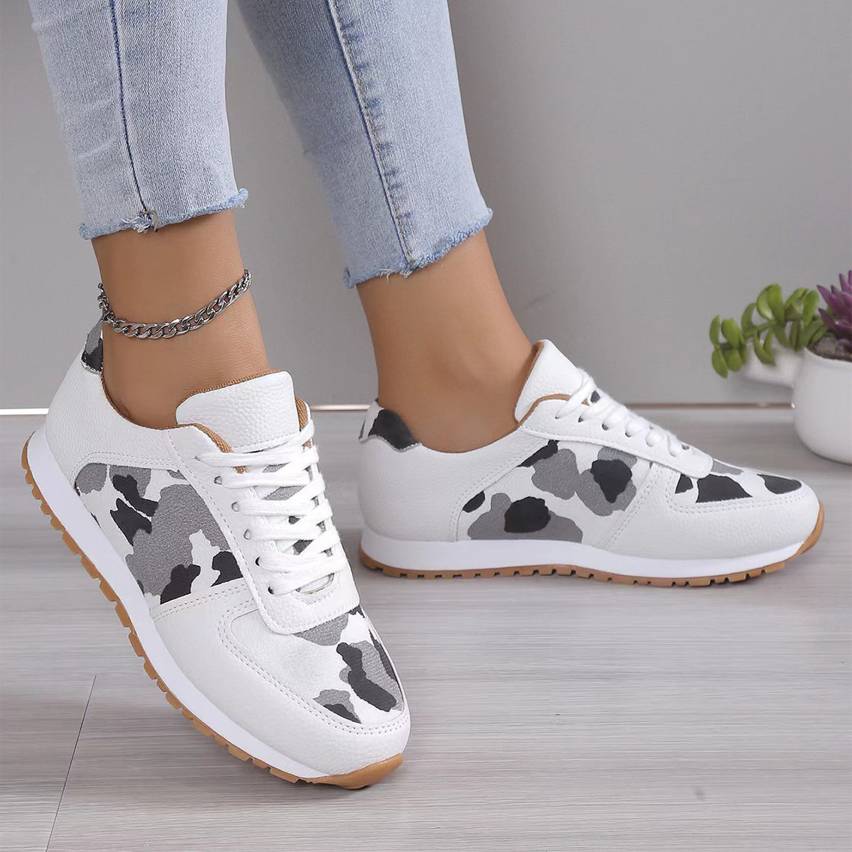 Betty – Leopard Print Lace-up Sneakers