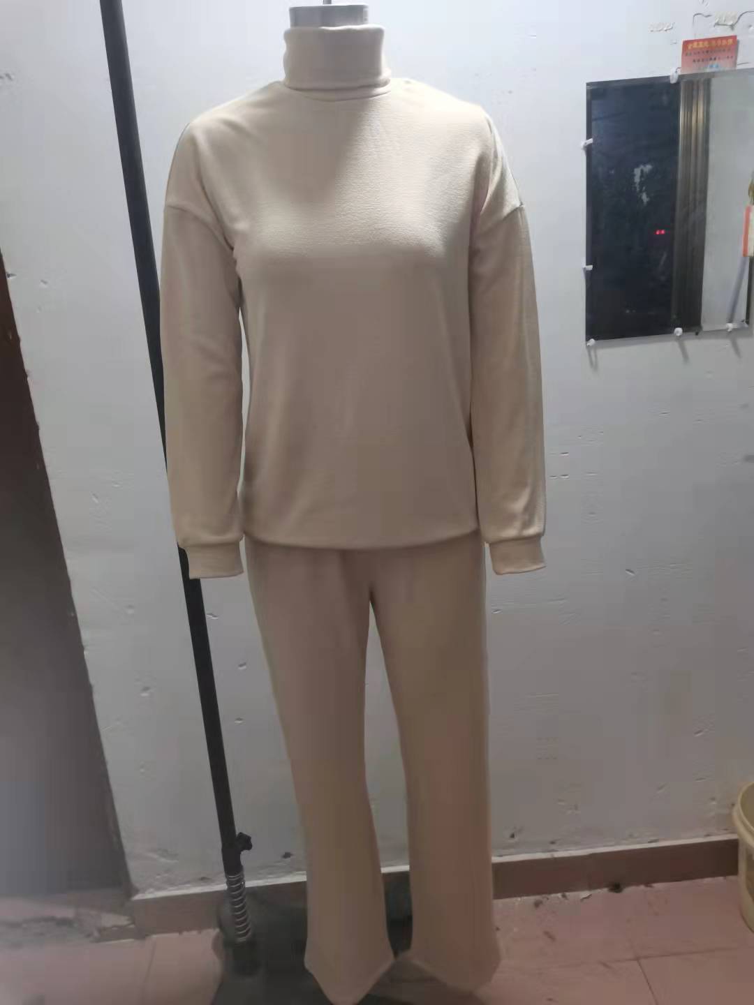 Angela – Casual Fashion Suit with Turtleneck Sweater and Drawstring Pants