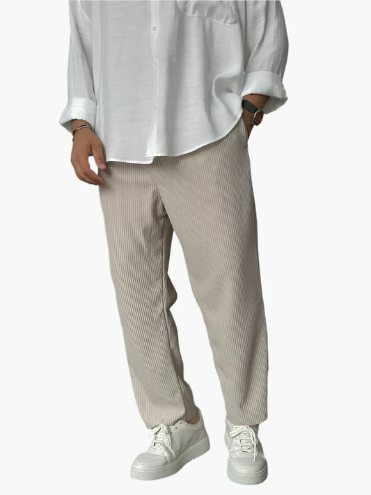 Men's Modern Relaxed-Fit Pleated Trousers for Everyday and Formal Style
