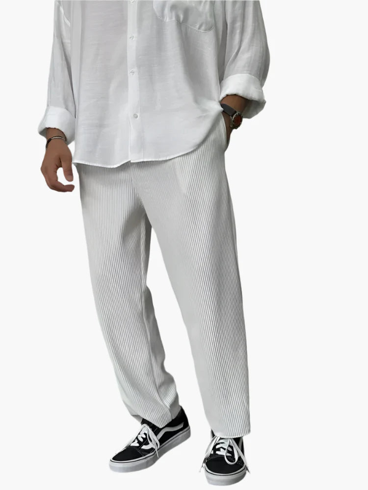 Men's Modern Relaxed-Fit Pleated Trousers for Everyday and Formal Style