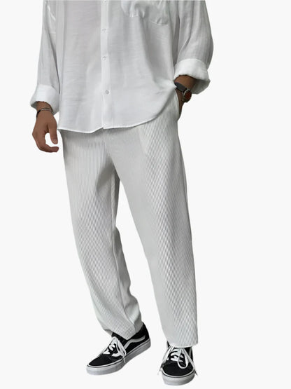 Men's Modern Relaxed-Fit Pleated Trousers for Everyday and Formal Style