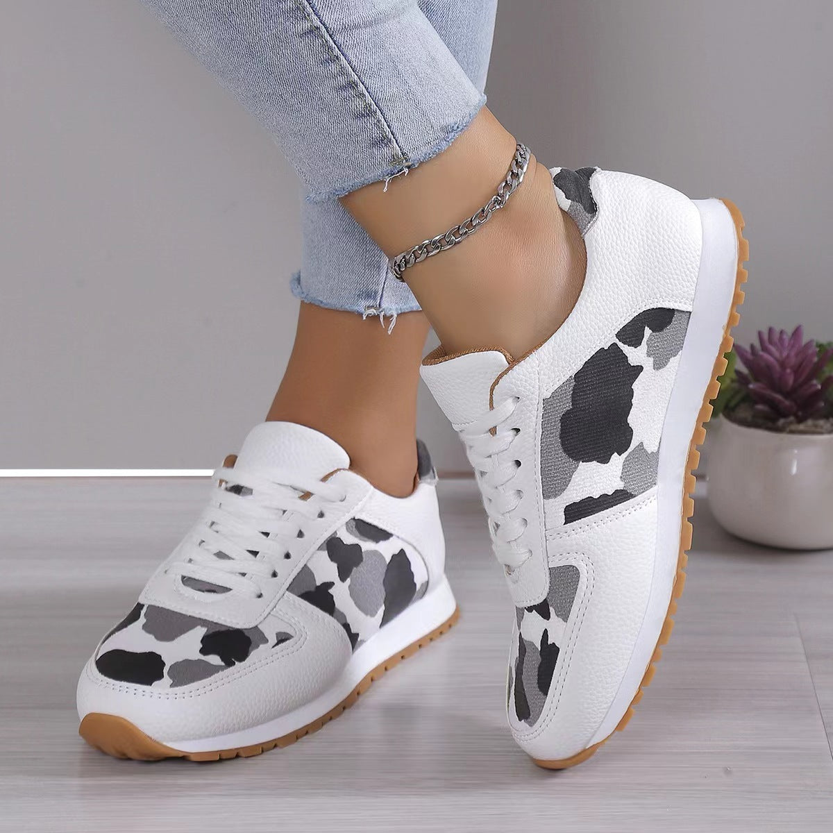 Betty – Leopard Print Lace-up Sneakers