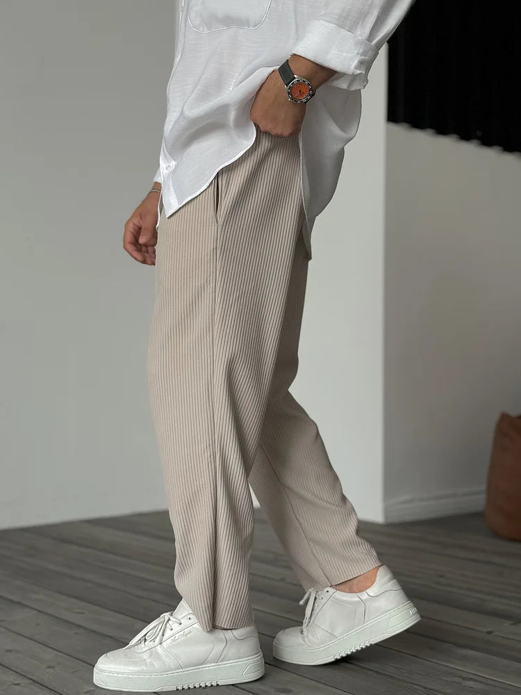 Men's Modern Relaxed-Fit Pleated Trousers for Everyday and Formal Style