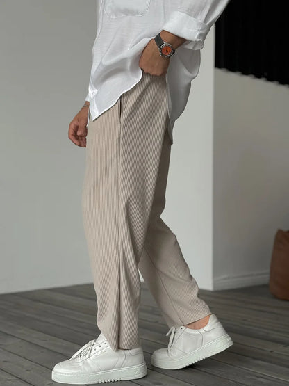 Men's Modern Relaxed-Fit Pleated Trousers for Everyday and Formal Style