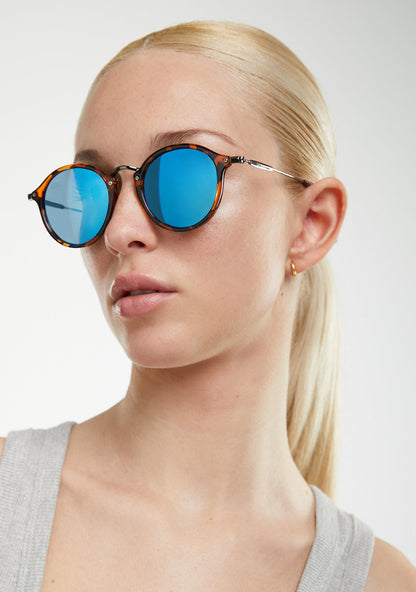 Liam – Unisex Round Tortoise Shell Sunglasses with Polarized Blue Mirrored Lenses