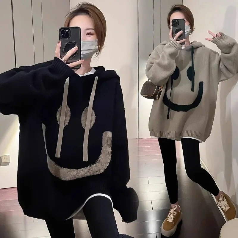 Danielle – Women's Oversized Knit Hoodie with Smiley Face