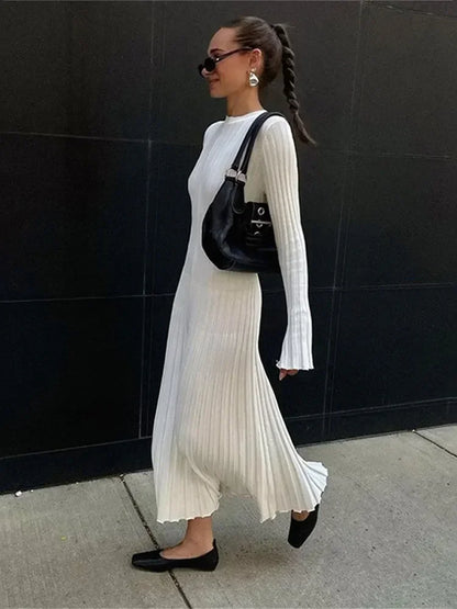 Kimberley – Elegant Monochrome Maxi Dress with Long Sleeves