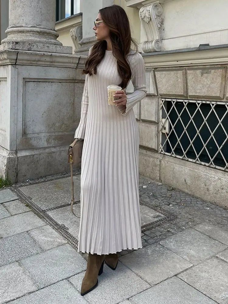 Kimberley – Elegant Monochrome Maxi Dress with Long Sleeves