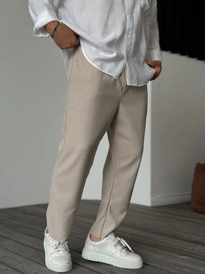 Men's Modern Relaxed-Fit Pleated Trousers for Everyday and Formal Style