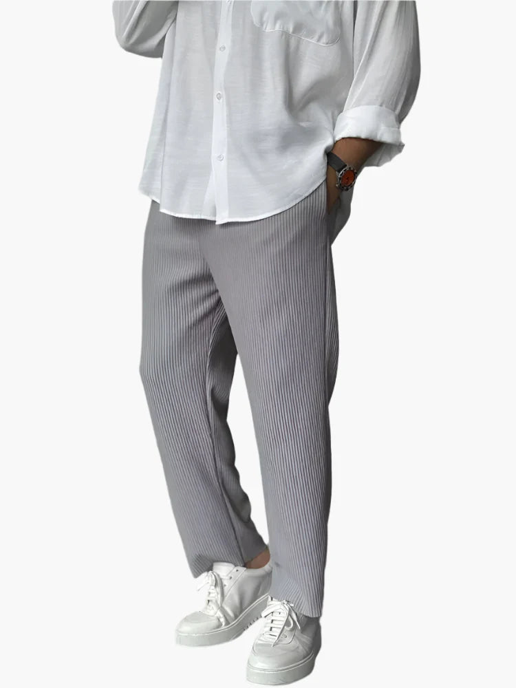 Men's Modern Relaxed-Fit Pleated Trousers for Everyday and Formal Style