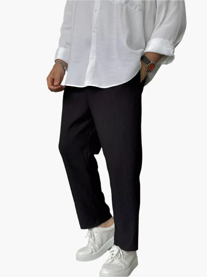 Men's Modern Relaxed-Fit Pleated Trousers for Everyday and Formal Style