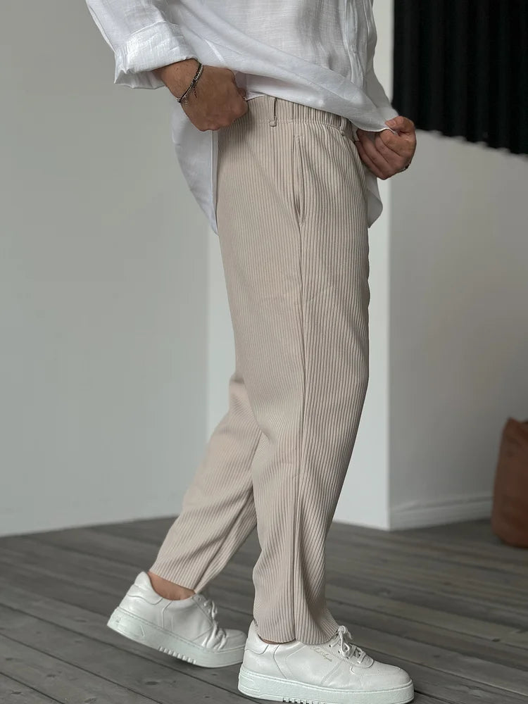 Men's Modern Relaxed-Fit Pleated Trousers for Everyday and Formal Style