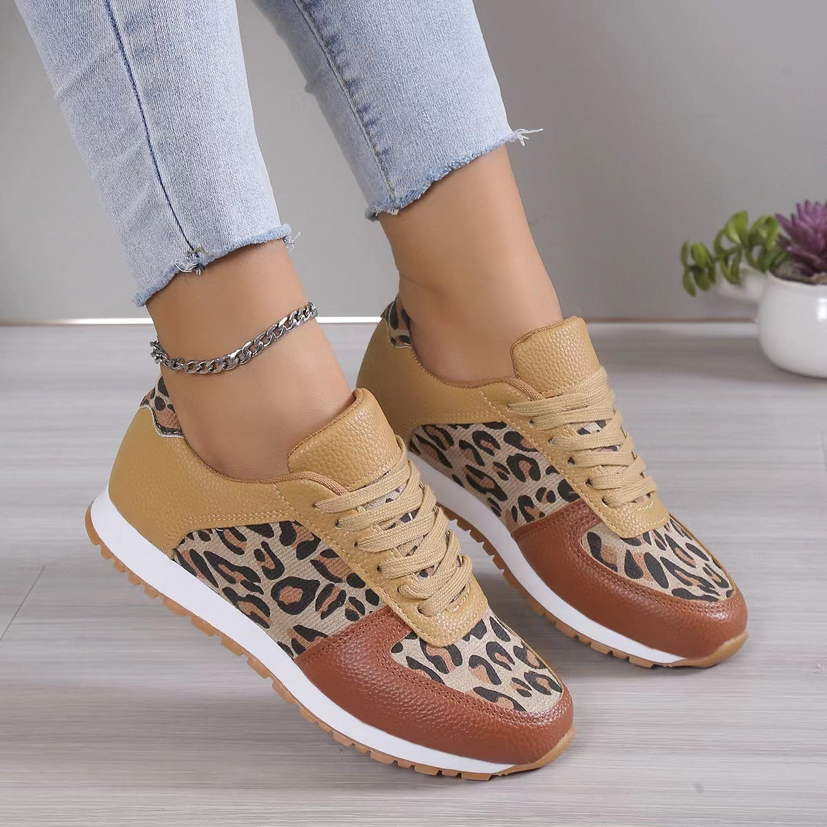 Betty – Leopard Print Lace-up Sneakers